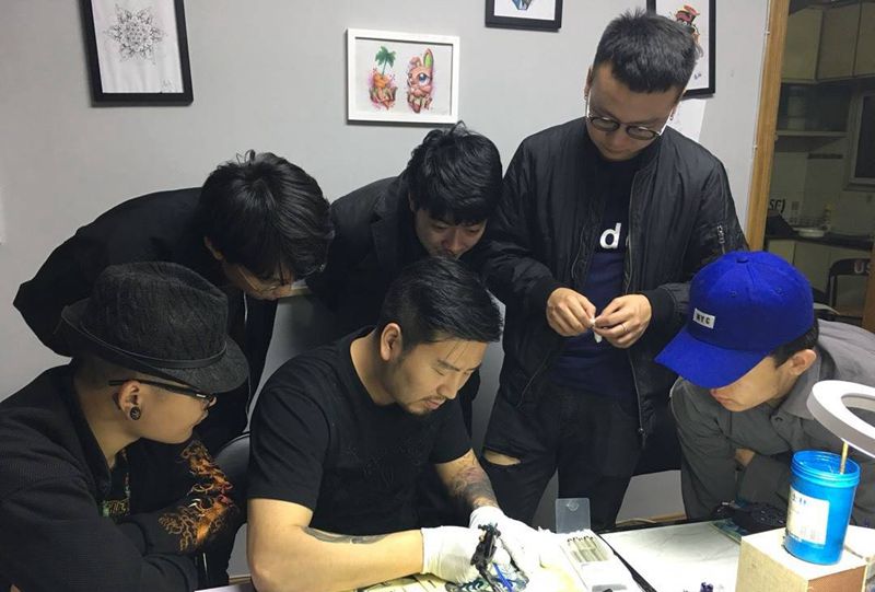 分析讲解纹身图片_脚部手部腿部肩部手臂背部欧美传统清新颈部纹身图案