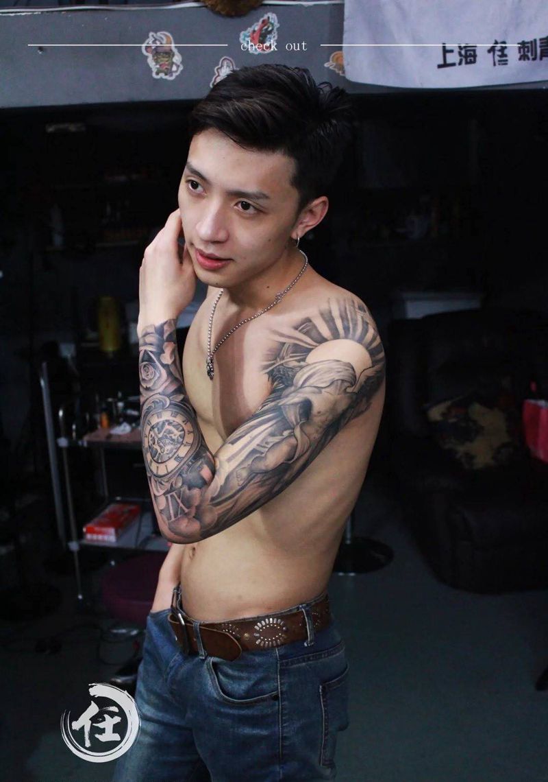 花臂男神纹身图片_欧美肖像人物鬼神写实成品肩部手臂手部静物纹身图案