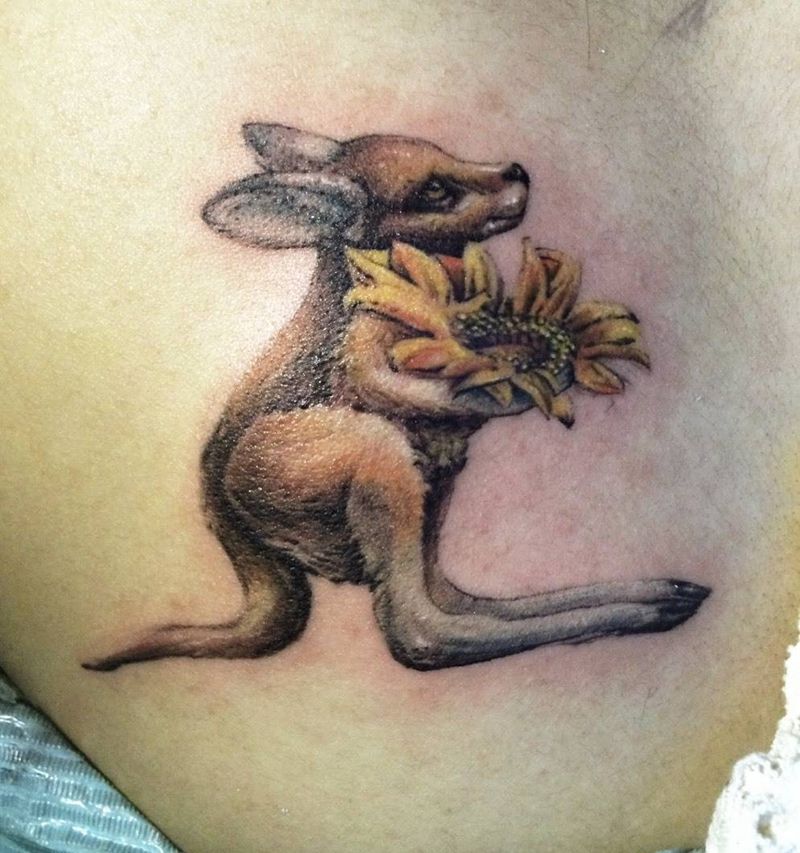 手持向日葵的袋鼠纹身图片