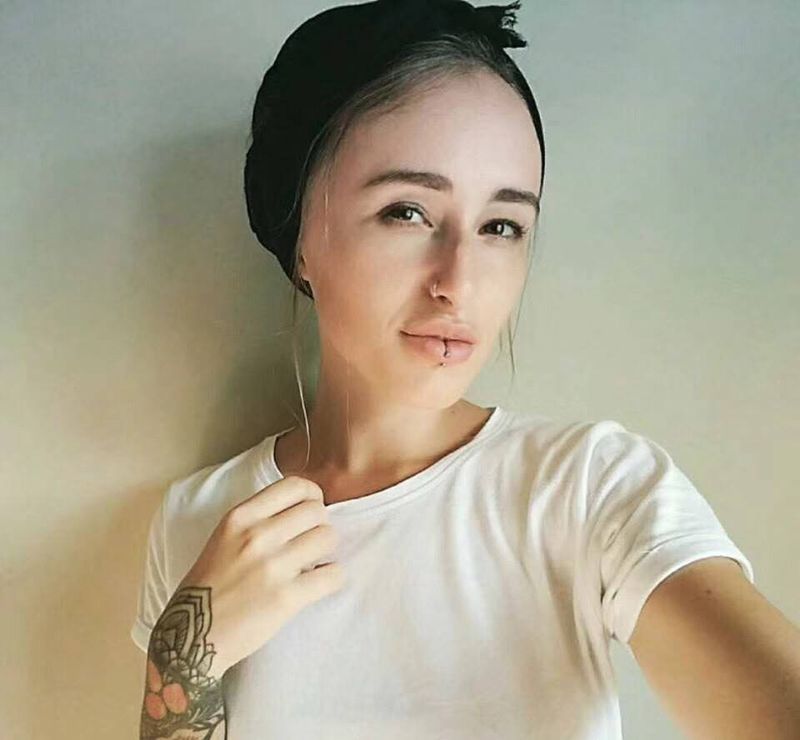 俄罗斯美女纹身师空降上海纹身图片_胸部背部纹身图案