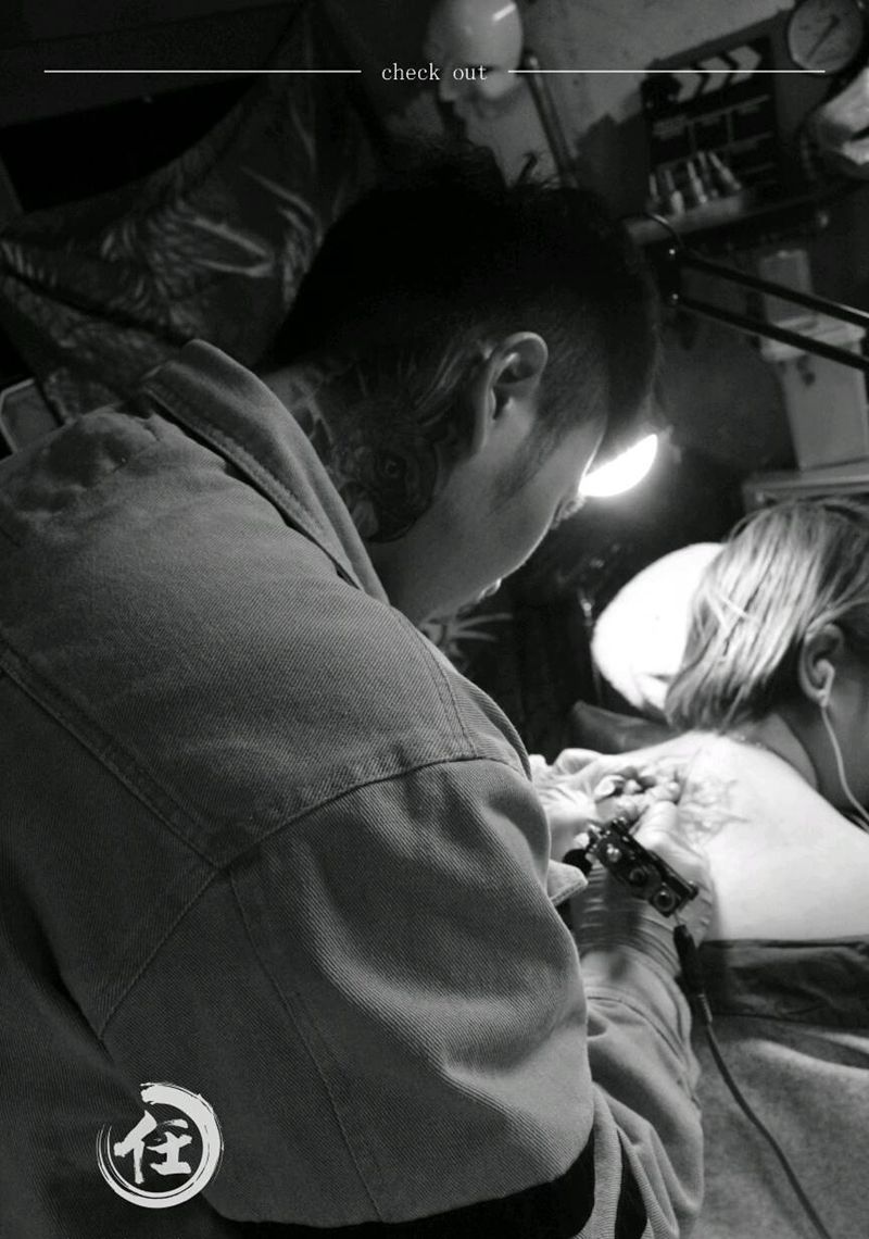 店里的师傅纹身图片