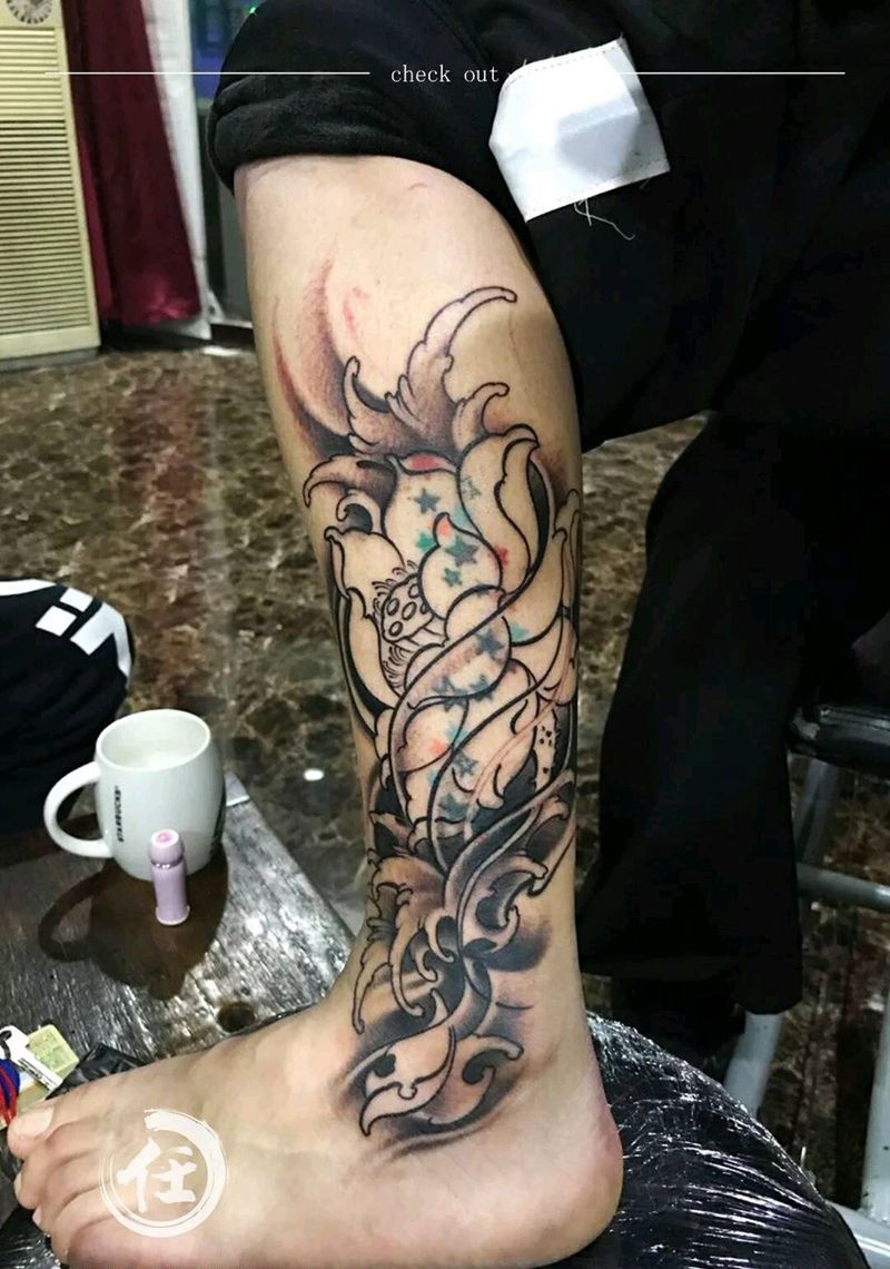 荷花纹身图片_脚部传统植物成品纹身图案