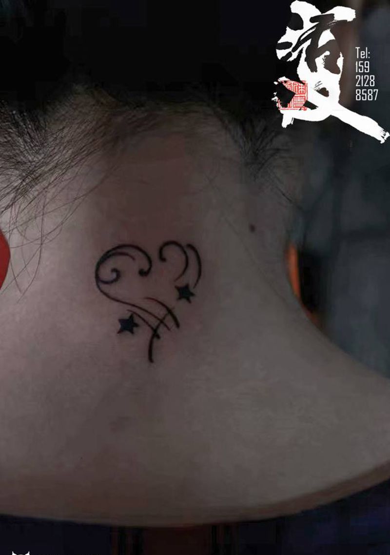 小清新爱心纹身图片_颈部背部爱心小清新纹身图案