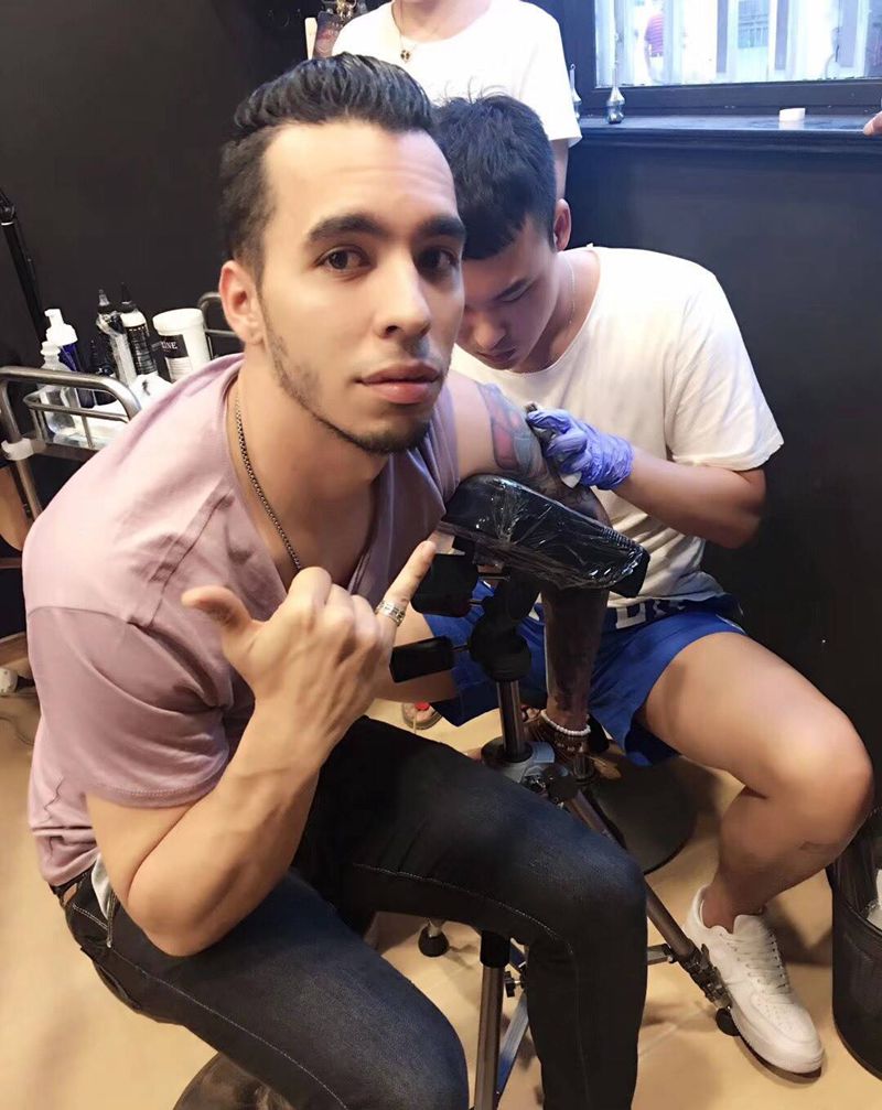 来自委内瑞拉的客人纹身图片_欧美清新手部背部肩部颈部腿部脚部胸部写实纹身图案