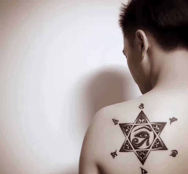 六字真言 几何 荷鲁斯之眼纹身图片_成品背部肩部几何原创纹身图案