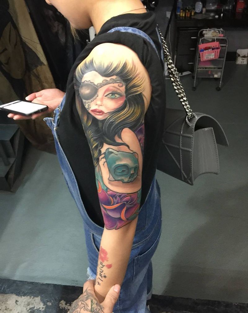 独眼小魔女猫头鹰纹身图片_欧美清新写实肩部手臂成品情侣动物人物植物纹身图案