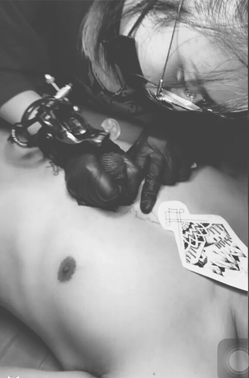 点刺纹身图片_成品胸部清新几何纹身图案