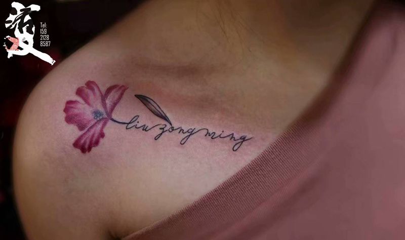 性感的锁骨就应该配上美丽的纹身纹身图片_肩部字母小清新性感纹身图案