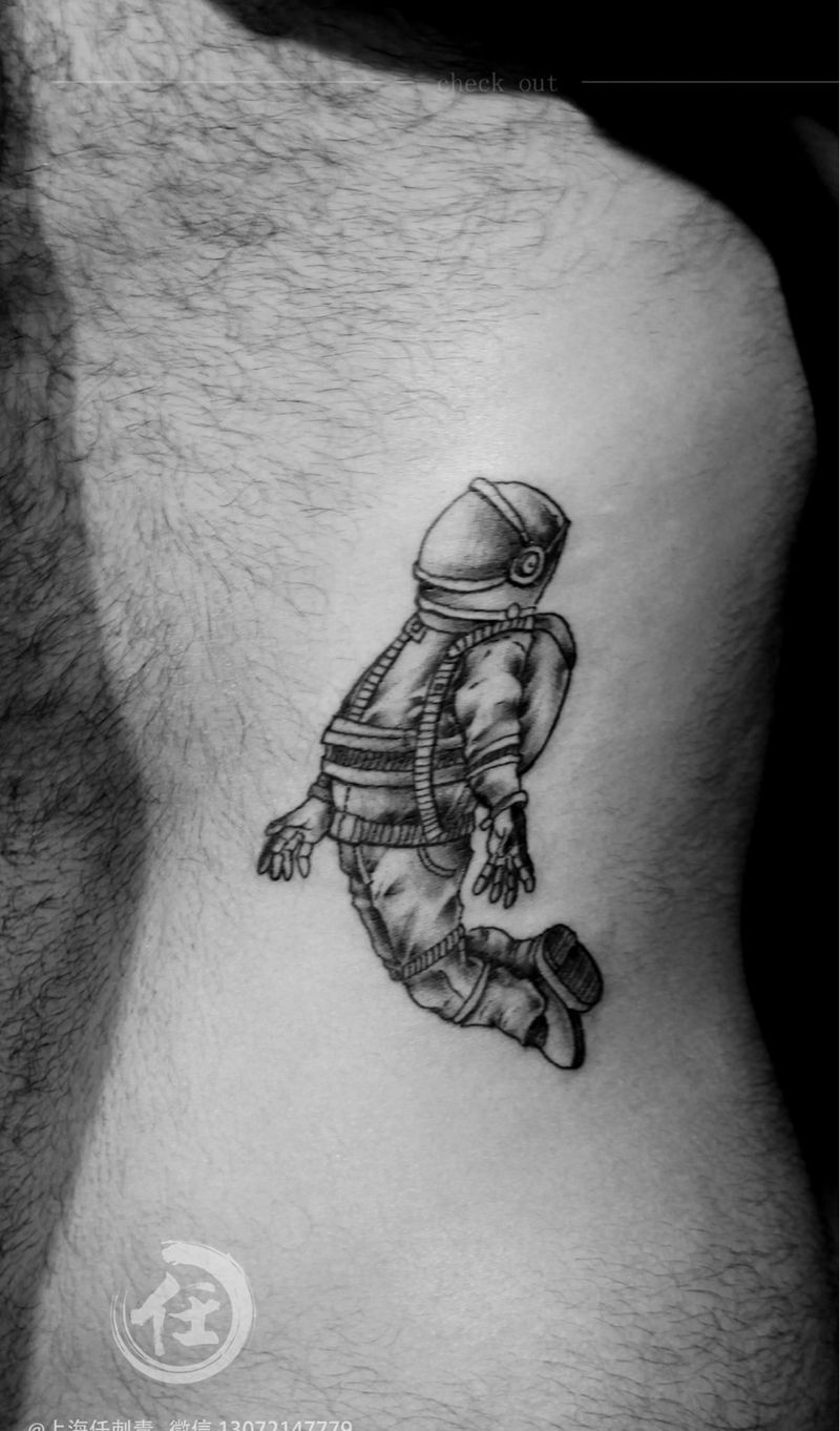 情侣太空人纹身图片_清新写实腿部手部脚部背部手臂肩部腰部胸部纹身图案