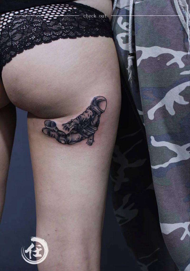 太空行走情侣款纹身图片_人物原创欧美清新写实成品情侣腿部腹部肖像纹身图案
