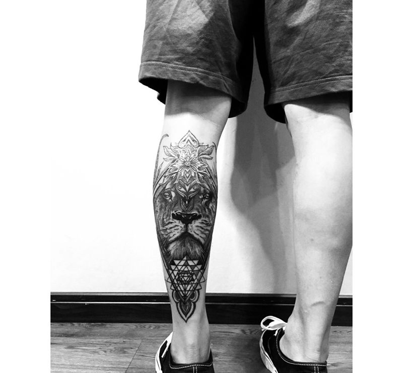 小腿  几何  狮子纹身图片_成品腿部清新肖像欧美动物几何纹身图案