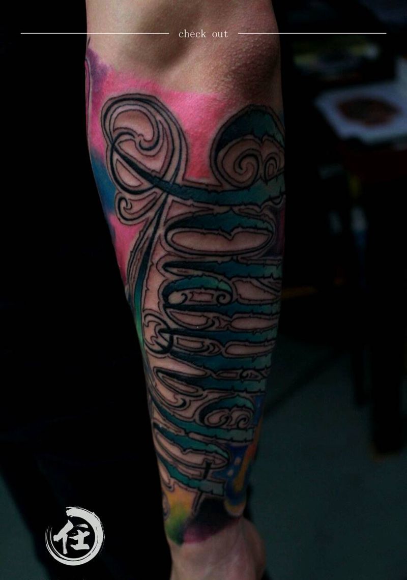 星空狗＋奇卡诺花体字的组合纹身图片_手臂欧美动物原创成品纹身图案