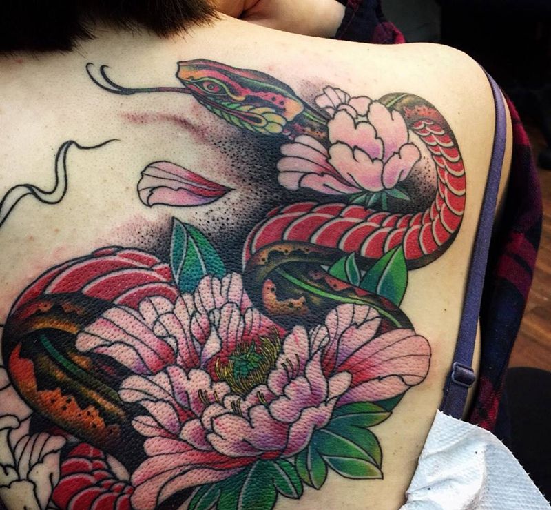 新傳統原創（牡丹與蛇）纹身图片_背部传统原创动物植物未完成女孩紋身設計纹身图案