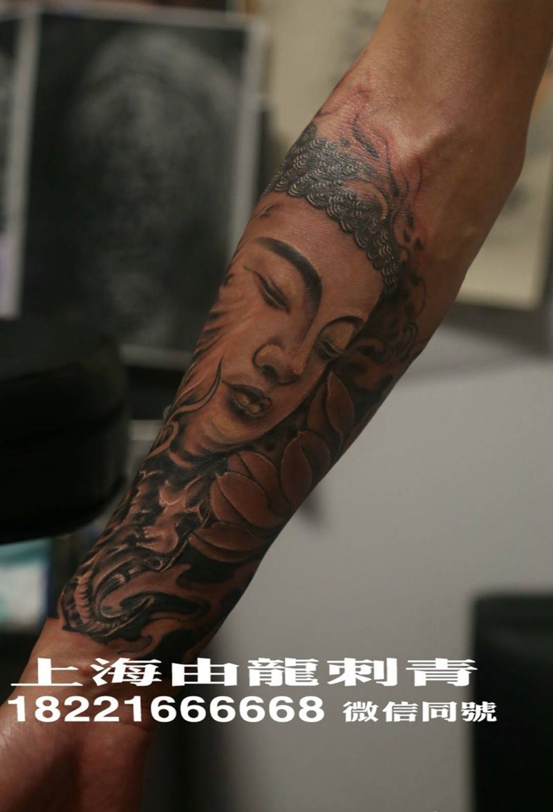 小臂纹身图片_人物宗教传统手臂纹身图案