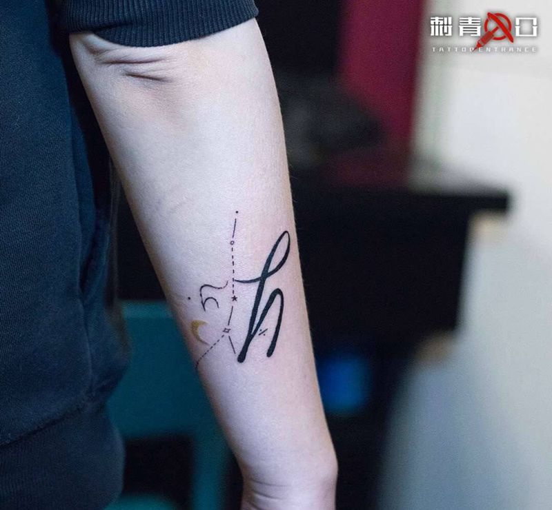 小臂星盘加英文纹身图片