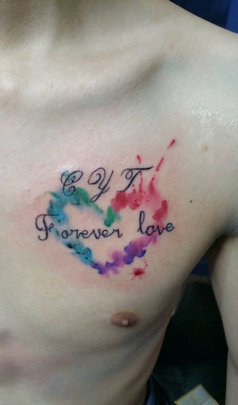 有色彩的爱纹身图片_胸部水彩纹身图案