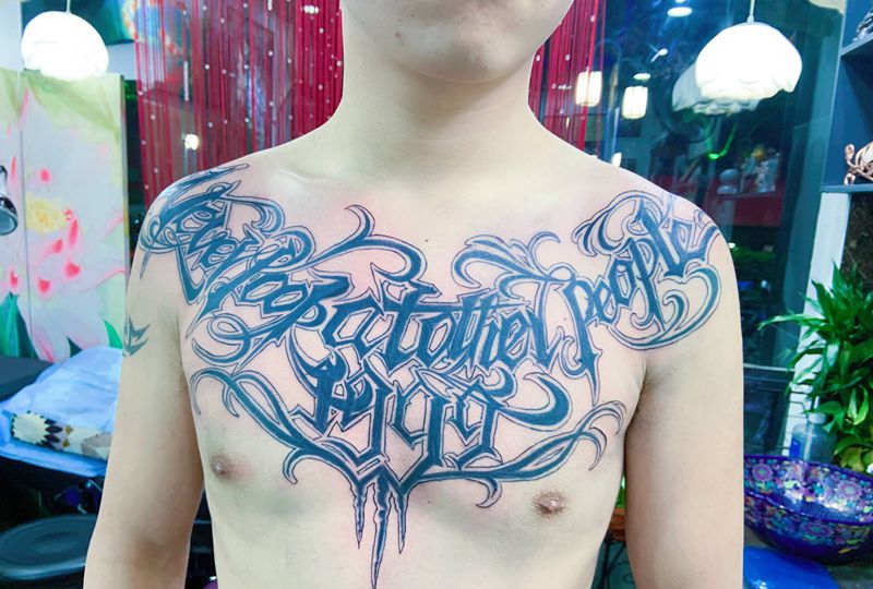 花体字修改纹身图片_胸部Old School花体字纹身图案