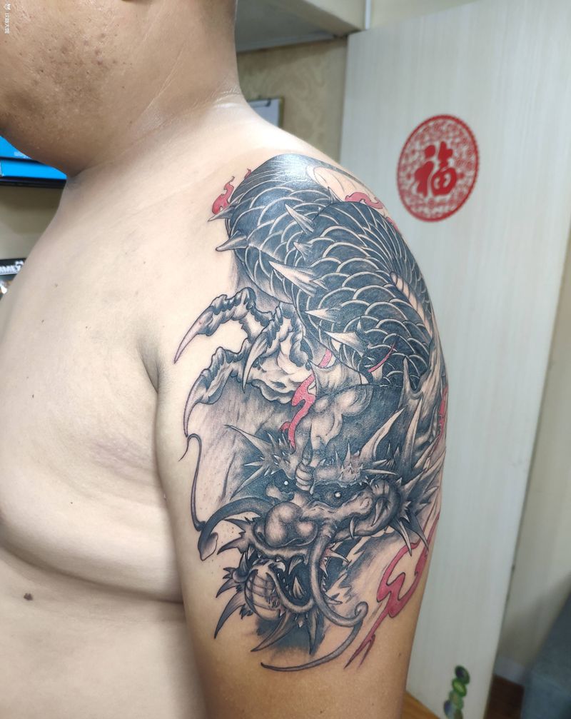 龙纹身图片_手臂新传统纹身图案