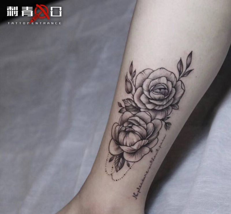 小腿素花纹身图片