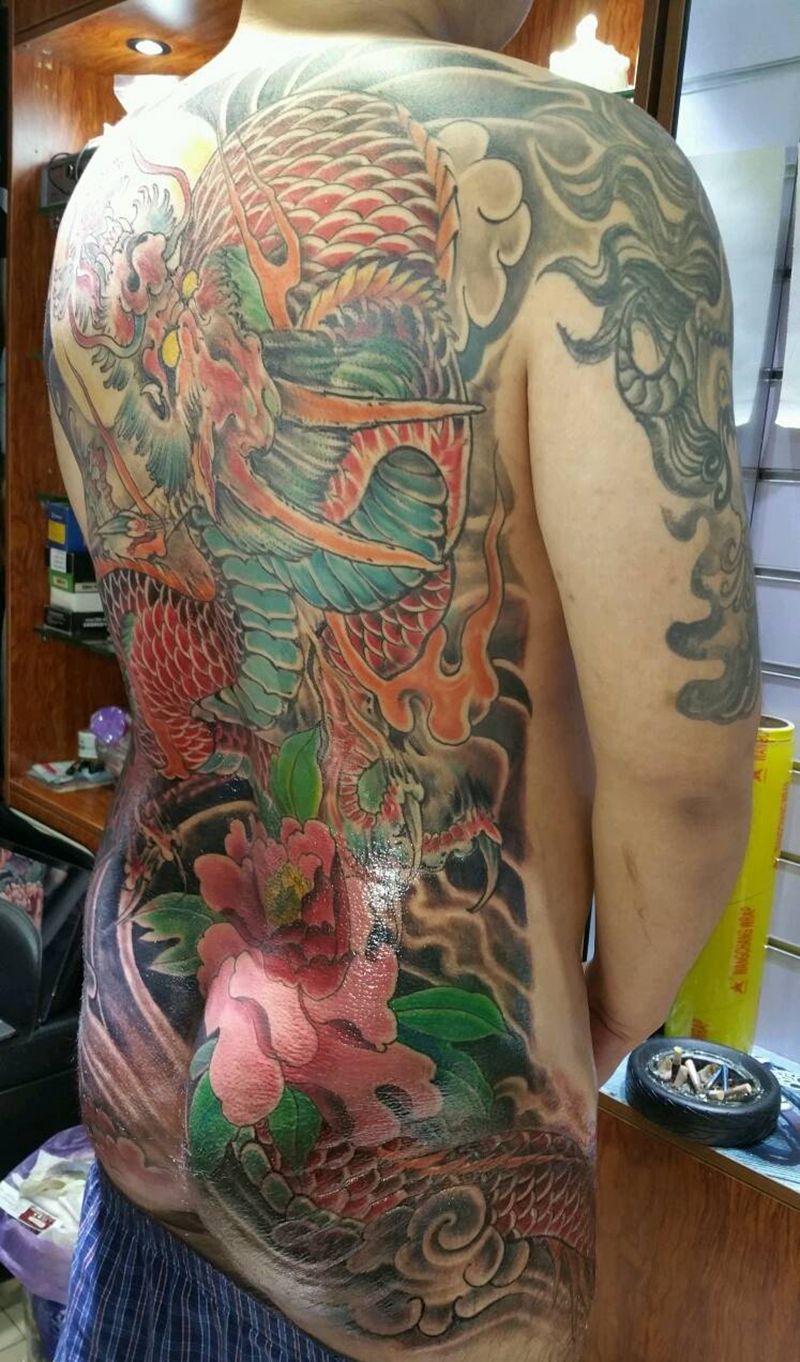 富贵牡丹与青龙纹身图片_背部新传统纹身图案