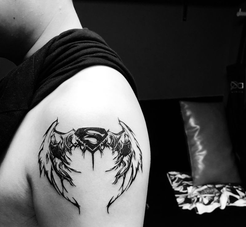 超人翅膀纹身图片