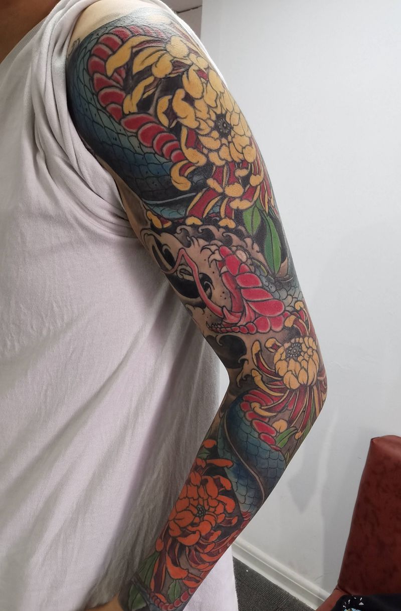 菊花与蛇纹身图片_手臂老传统纹身图案