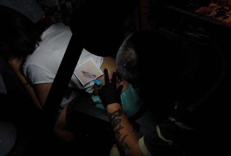 字纹身图片_成品腰部背部清新字符纹身图案