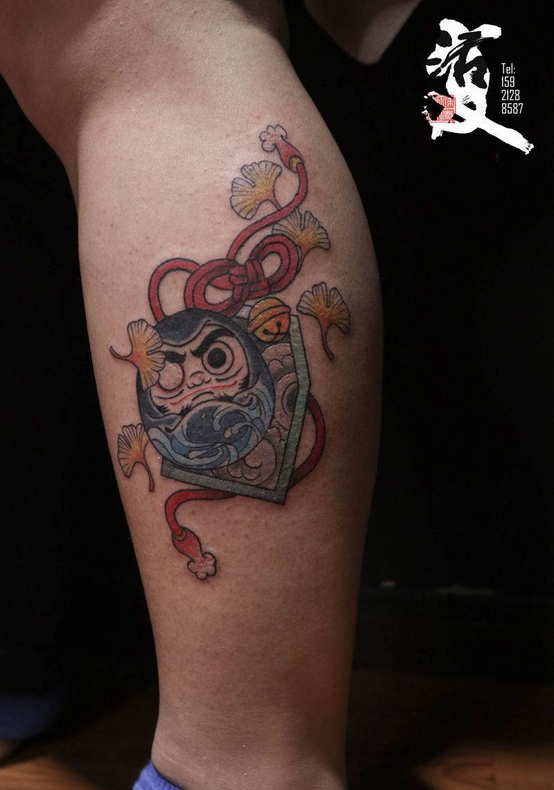 又是一个达摩呀纹身图片_腿部新传统纹身图案