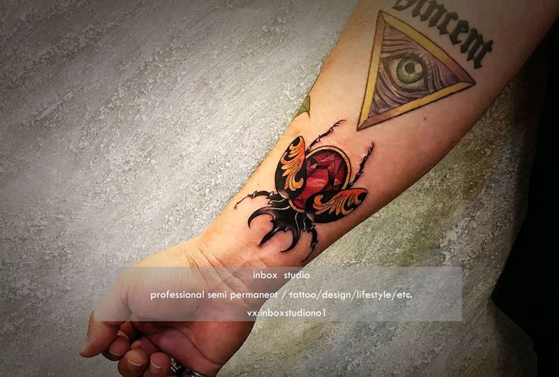 钻石甲虫纹身图片_手臂手部图腾New School纹身图案