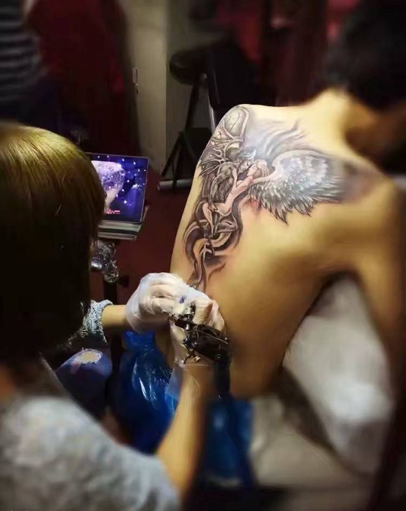 女纹身师纹身图片