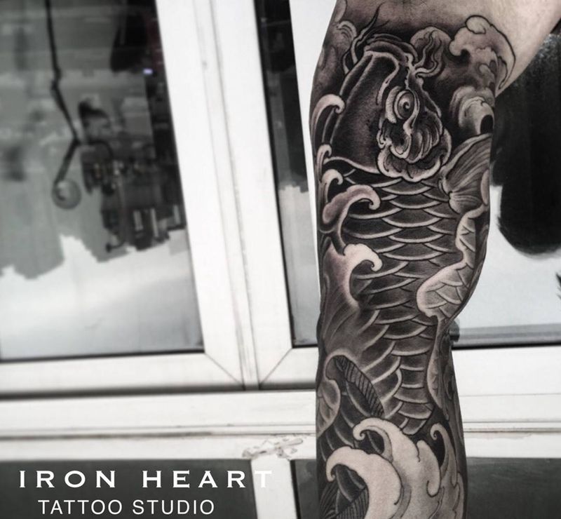 花臂雙鯉魚7分袖纹身图片_手臂传统原创动物男孩紋身設計纹身图案