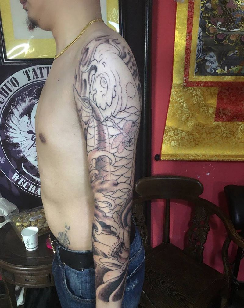 鲤鱼包臂未完纹身图片