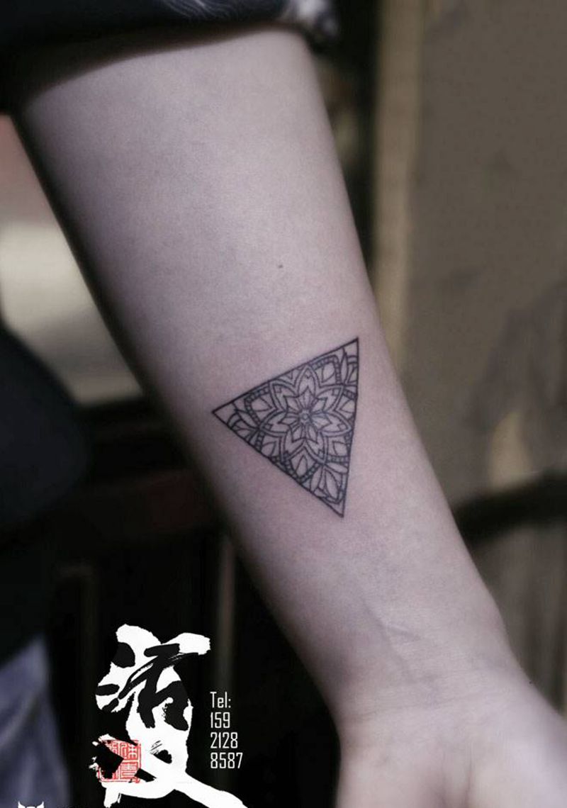 一枚花纹身图片_手臂几何纹身图案