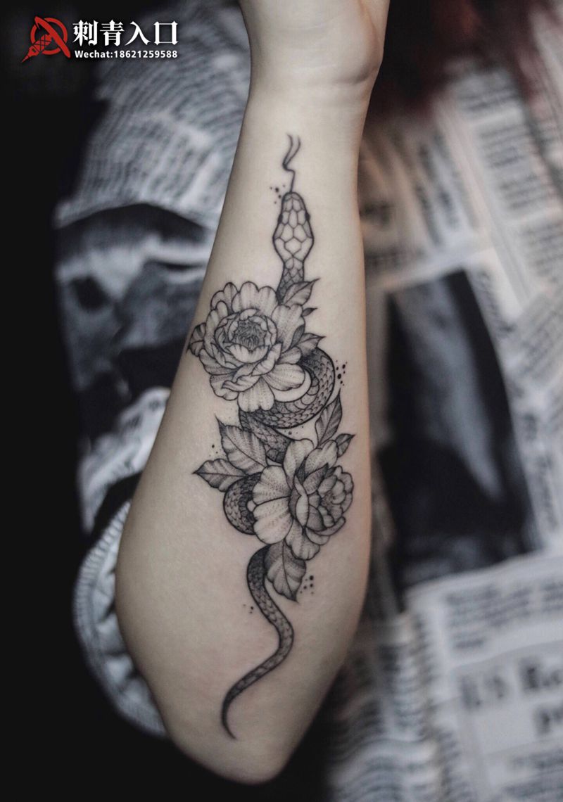 花与蛇纹身图片_手臂点刺单针花蛇纹身图案