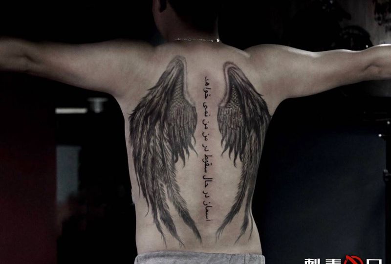 后背翅膀纹身图片