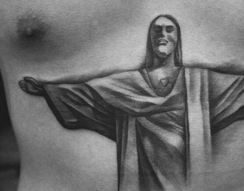 巴西里約的地標（耶穌山）纹身图片_成品腹部欧美写实人物宗教設計纹身图案