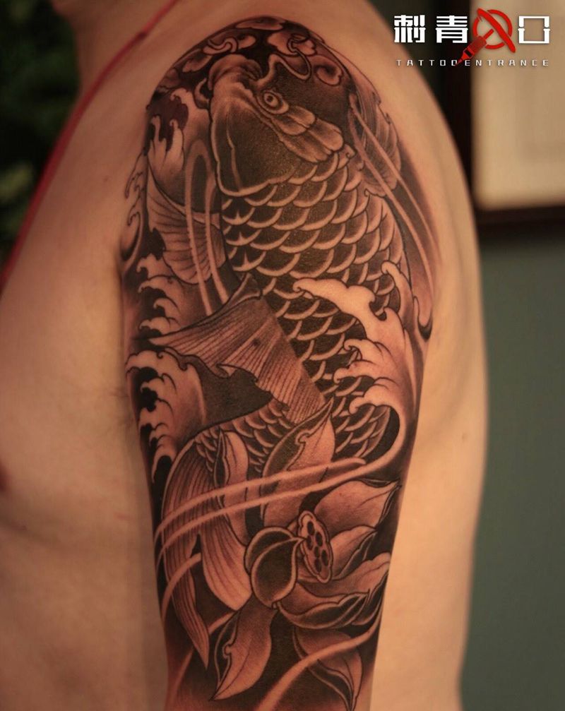 大臂黑灰鲤鱼纹身图片_手臂新传统鱼纹身图案