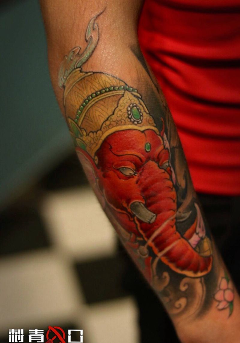 传统彩色象神纹身图片_手臂新传统象神纹身图案