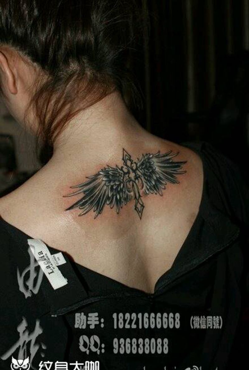后颈翅膀纹身图片