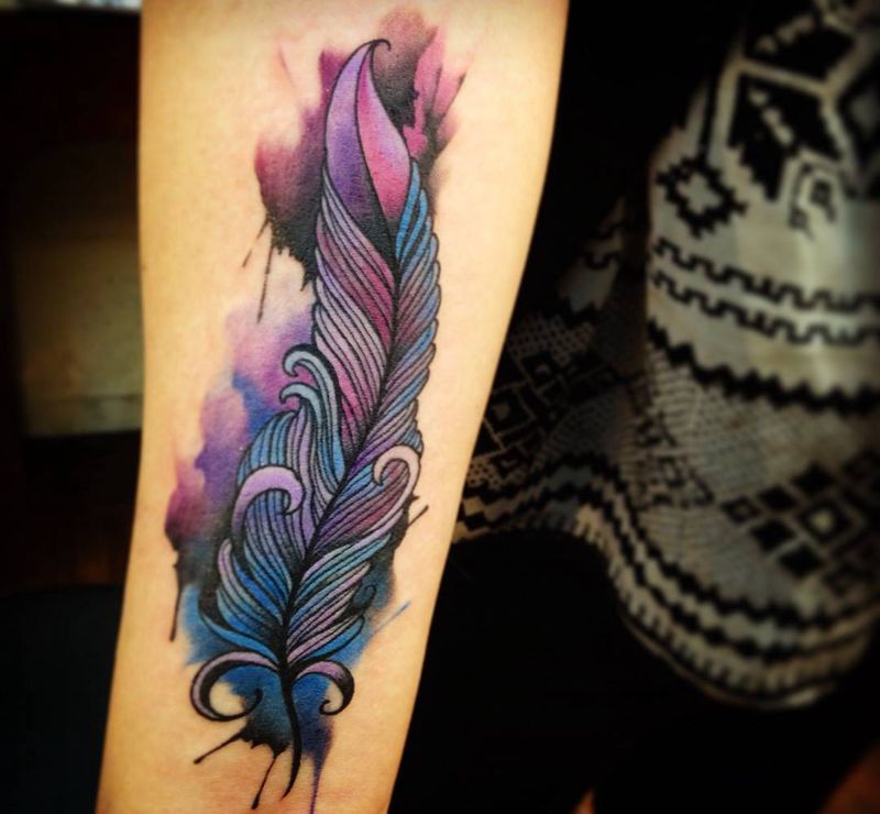羽毛（原創）纹身图片_成品手臂清新欧美静物原创設計女孩紋身水彩暈染潑墨纹身图案