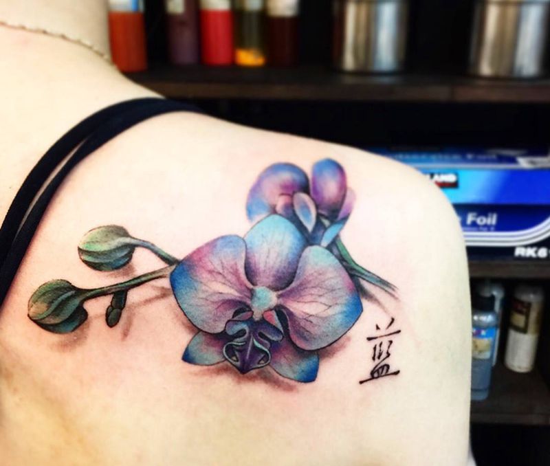 蘭纹身图片_成品肩部欧美清新植物女孩紋身設計水彩暈染字符原创纹身图案