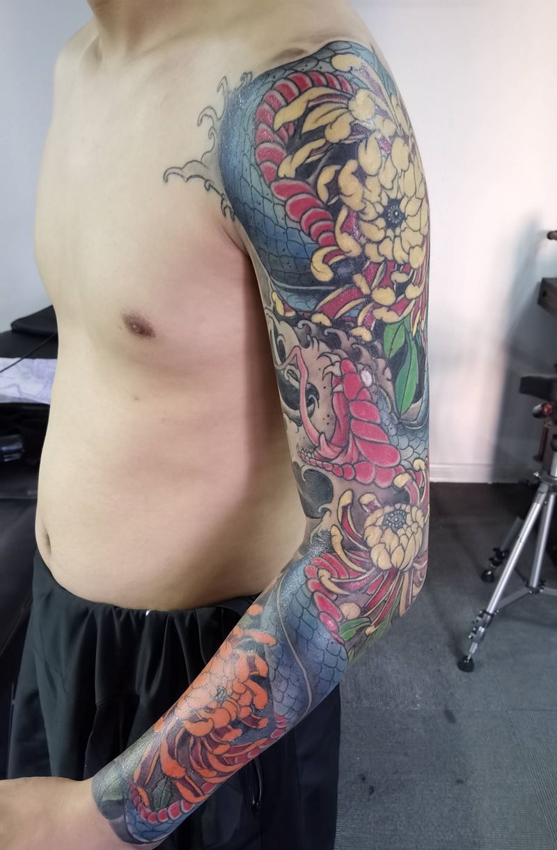 花臂蛇与菊花纹身图片_手臂新传统纹身图案
