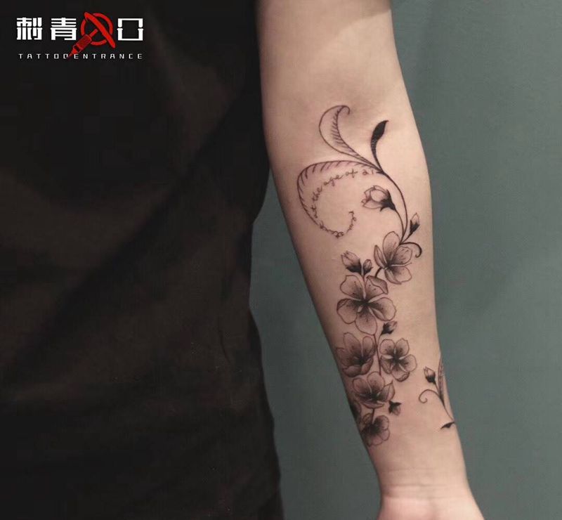 小臂素花纹身图片