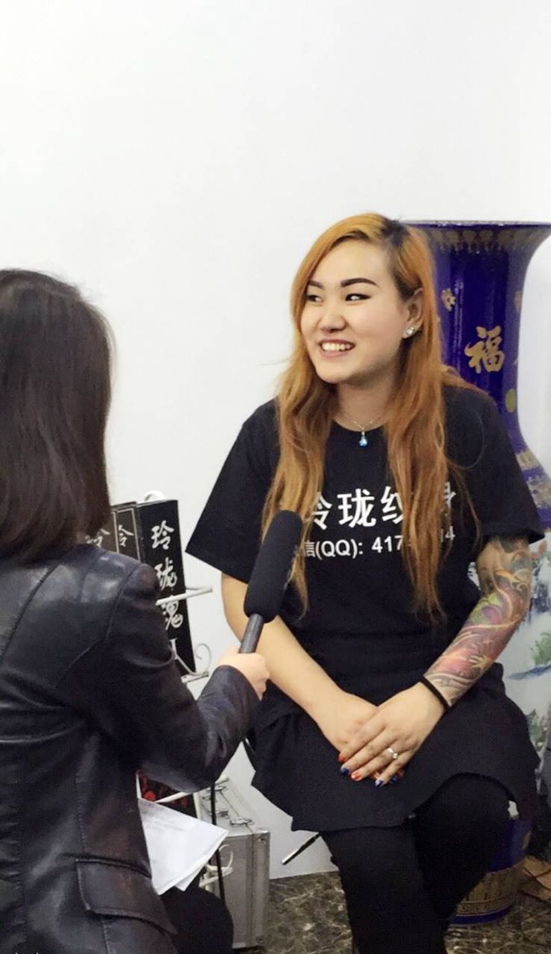 女纹身师纹身图片