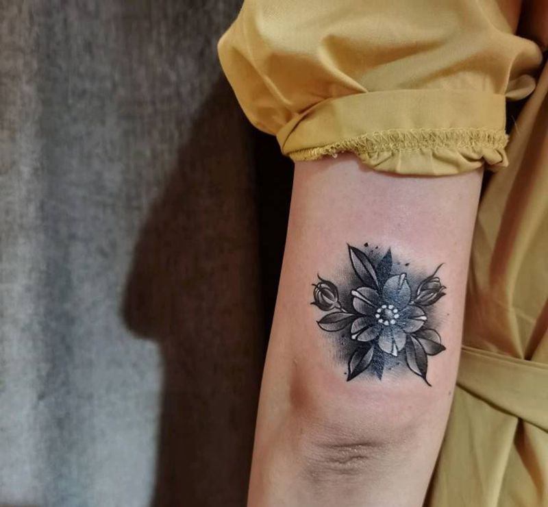 小樱花纹身图片_手臂Old School老传统纹身图案