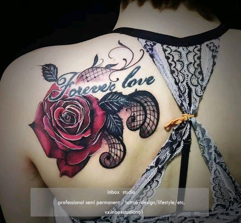 纹身修改-蕾丝玫瑰纹身图片_背部欧美写实New School纹身图案