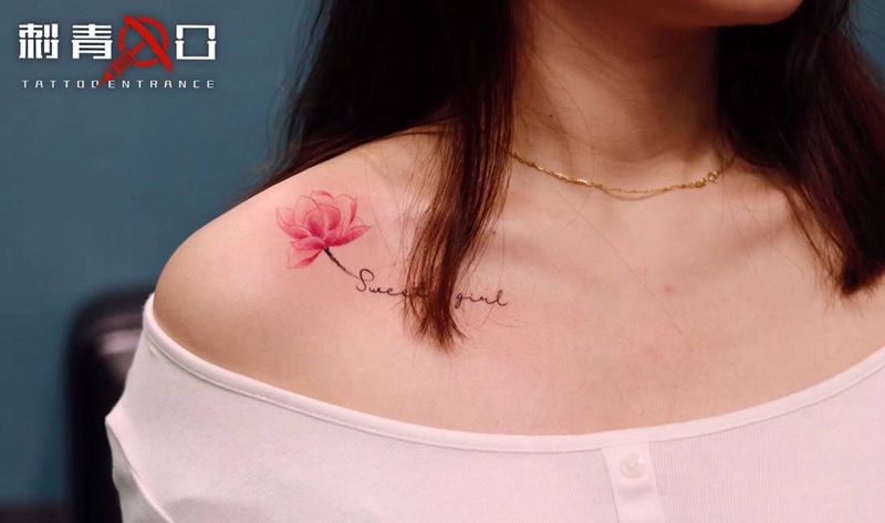 锁骨上的一朵莲纹身图片_胸部水彩水墨莲花荷花英文纹身图案