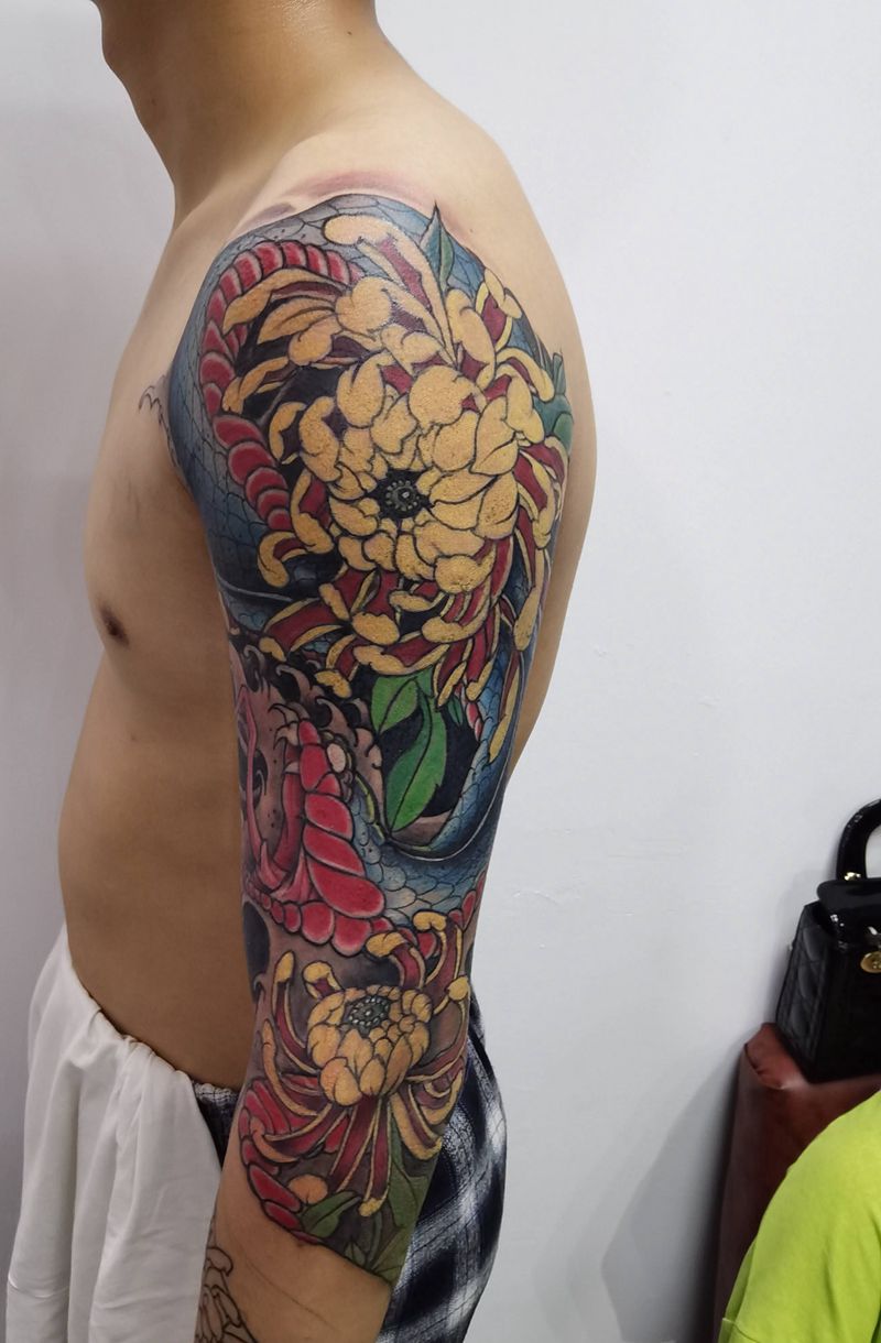 菊花与蛇纹身图片_手臂老传统纹身图案