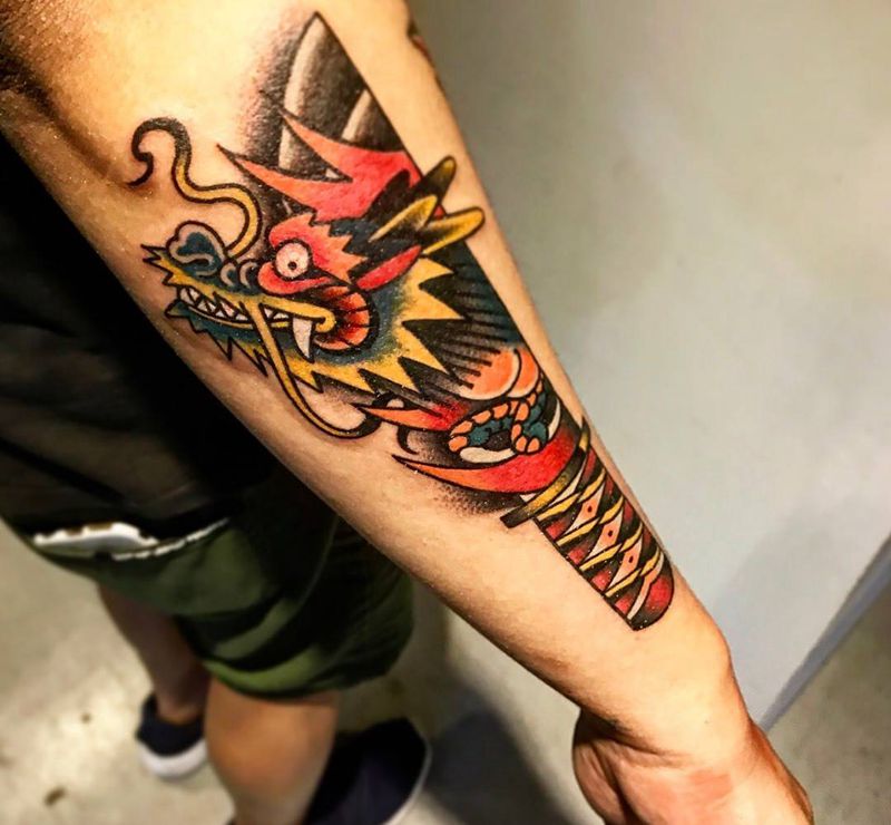 小龍武士刀纹身图片_成品手部欧美传统School風格男孩紋身动物原创纹身图案