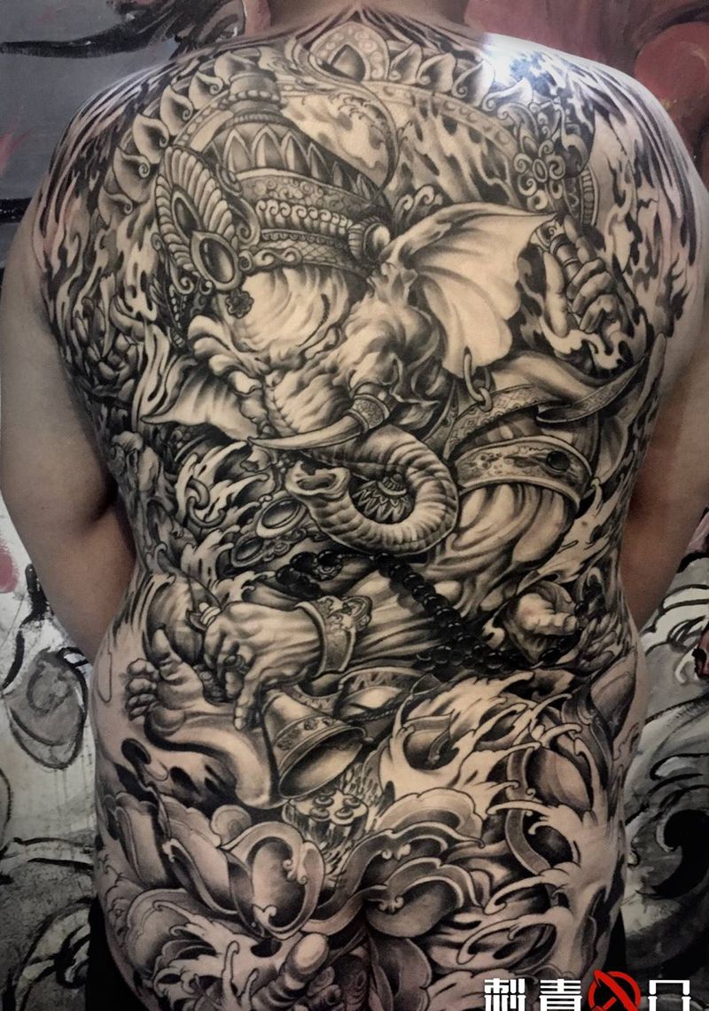 满背象神纹身图片_背部新传统象神新传统满背纹身图案